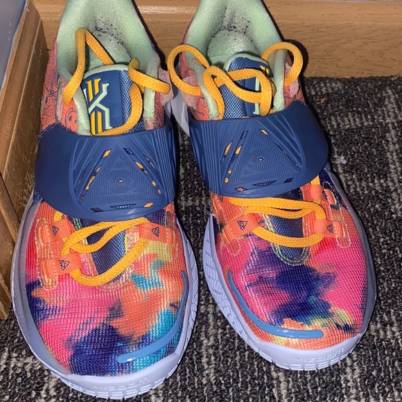 Kyrie Low 3 Atomic Pink main image 4